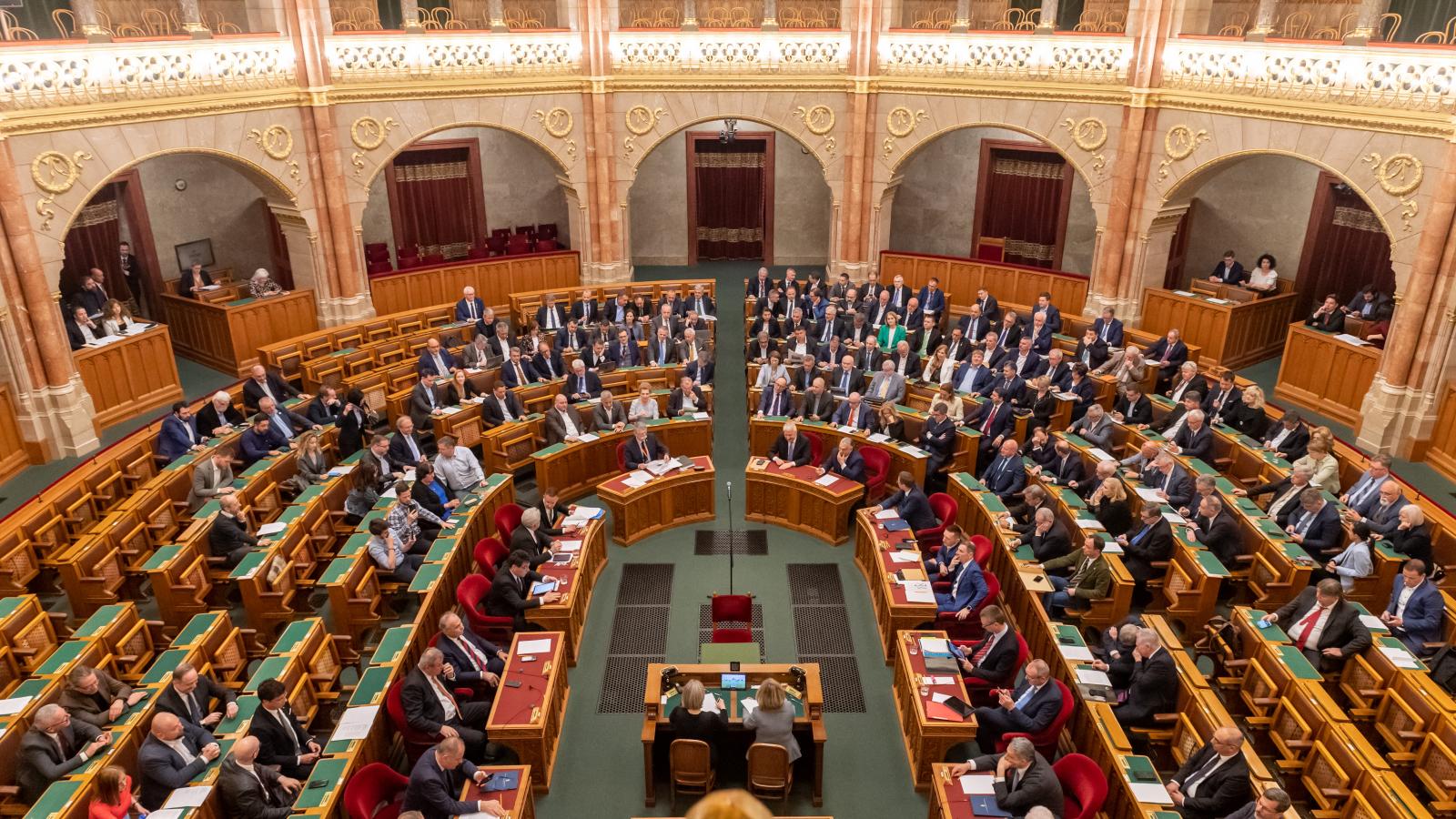 Szabó Tímea tiszteletdíja, adótörvények, műhús – Ismét összeül az Országgyűlés