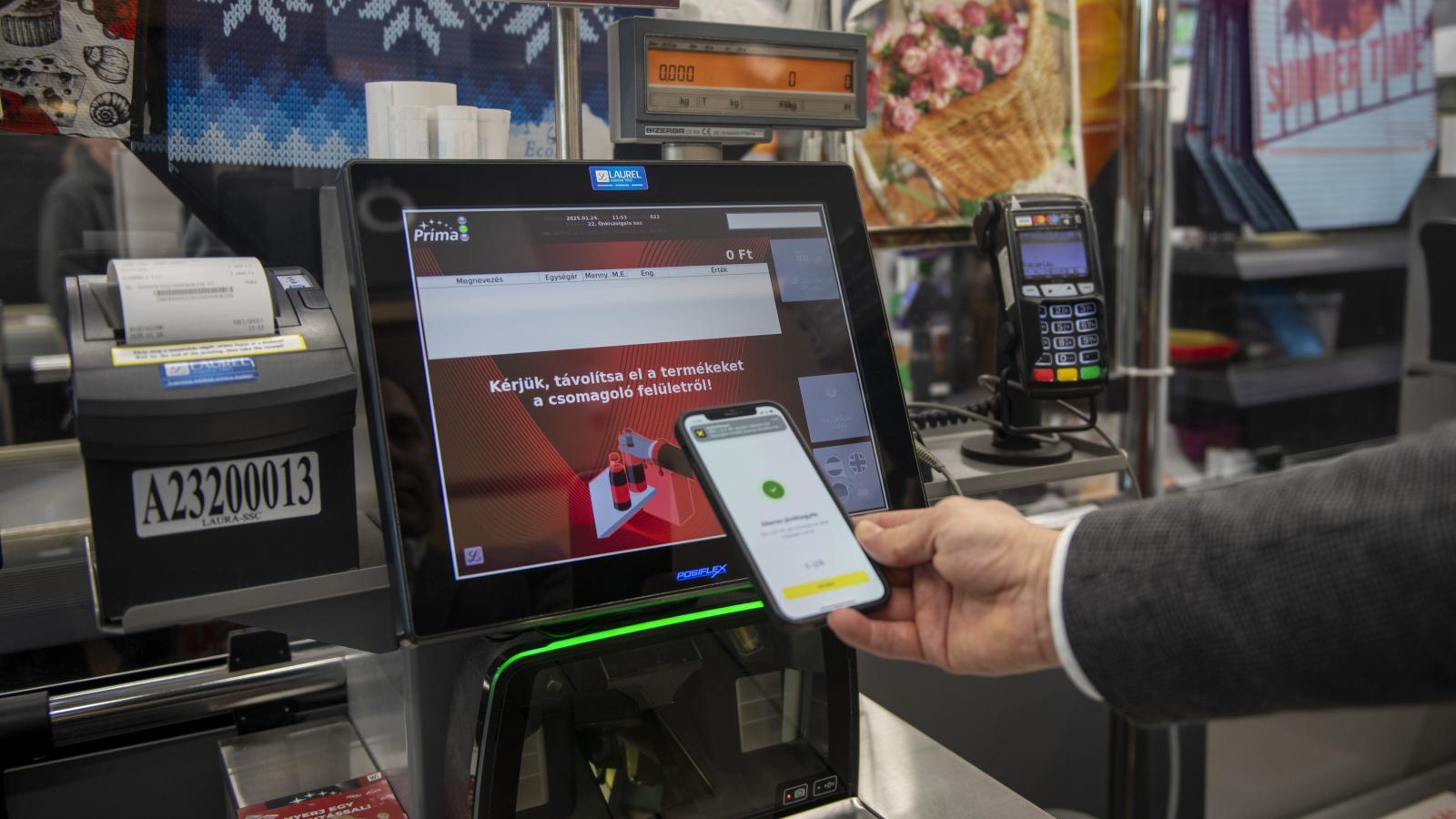 Vádat emeltek egy volt vezető kormánytisztviselő ellen, aki lopott egy üzletből, és zsákmányát egy mikrohullámú sütő alá rejtette