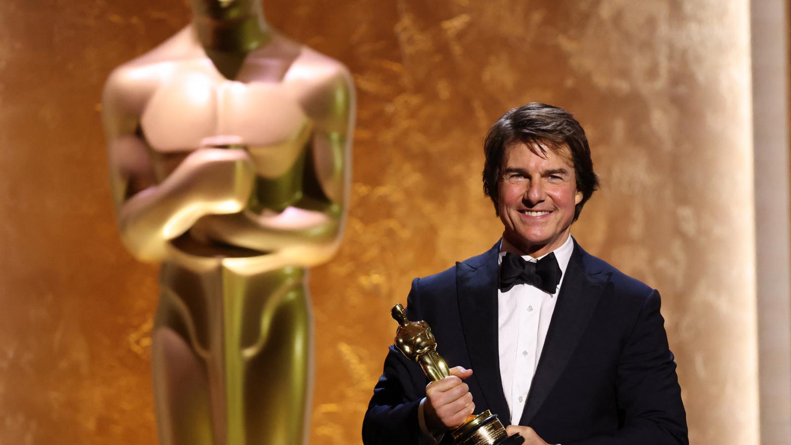 Tom Cruise az amerikai filmakadémia tiszteletbeli Oscar-díjával Los Angelesben november 16-án