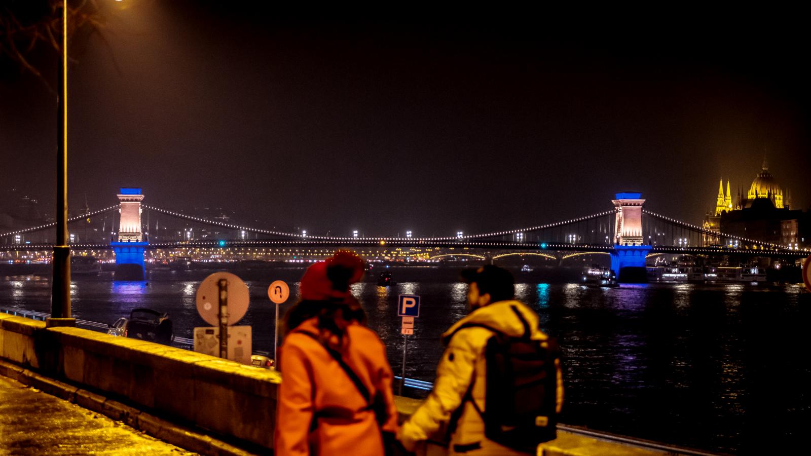 A kivilágított Lánchíd csütörtökön a gyermekekre, jogaikra figyelmeztet majd