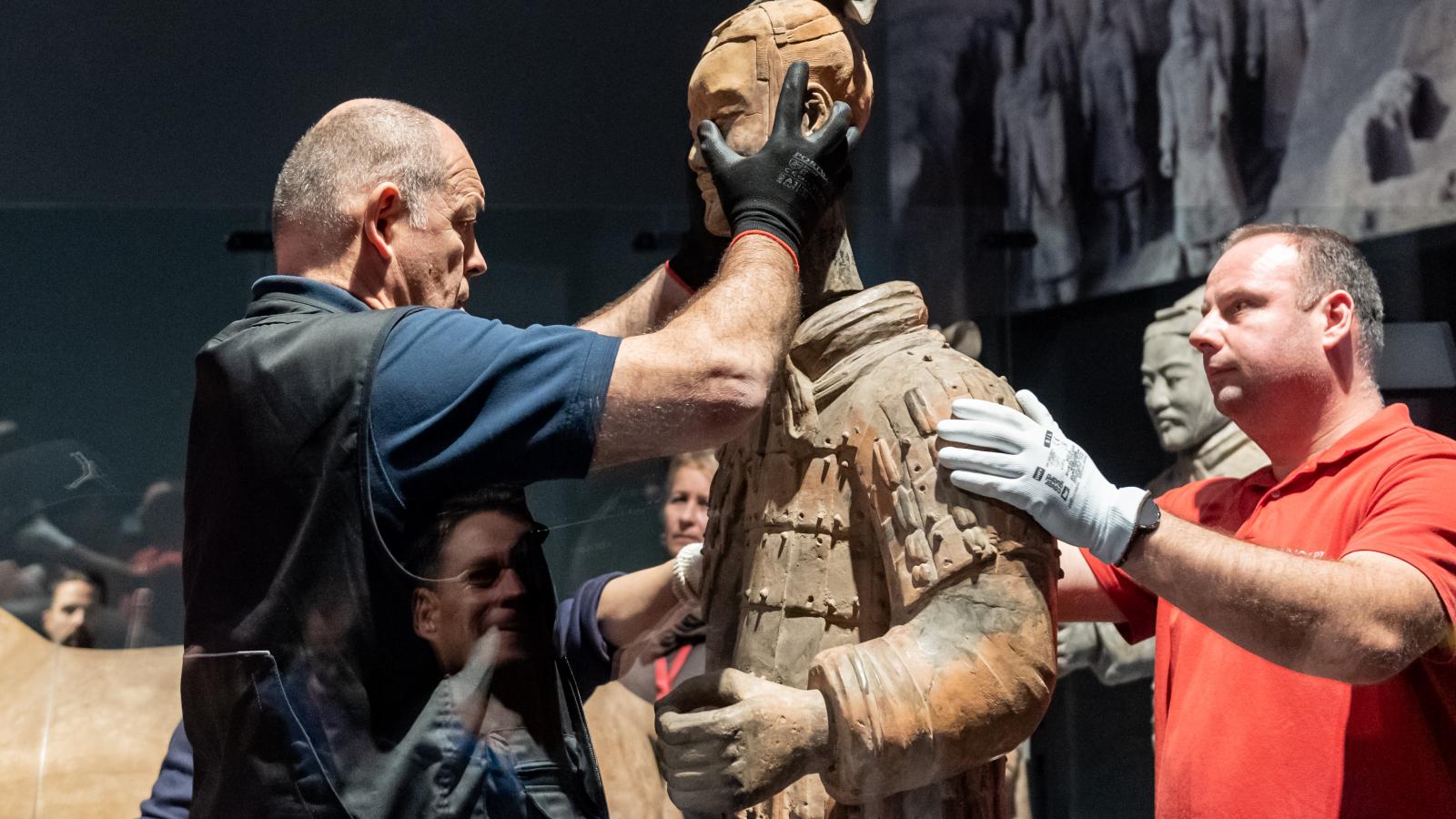 A gondos védőborítás eltávolítása után egy katonai középvezető alakja bukkant elő – végül a helyére került a feje