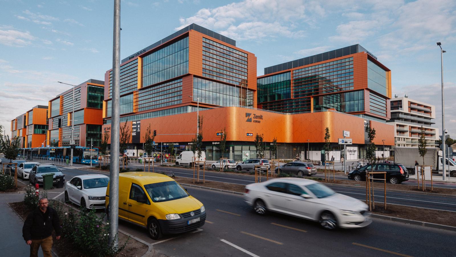 Zenit Corso. Az új plázát úgy adták át, hogy nem voltak engedélyek, aztán meglettek