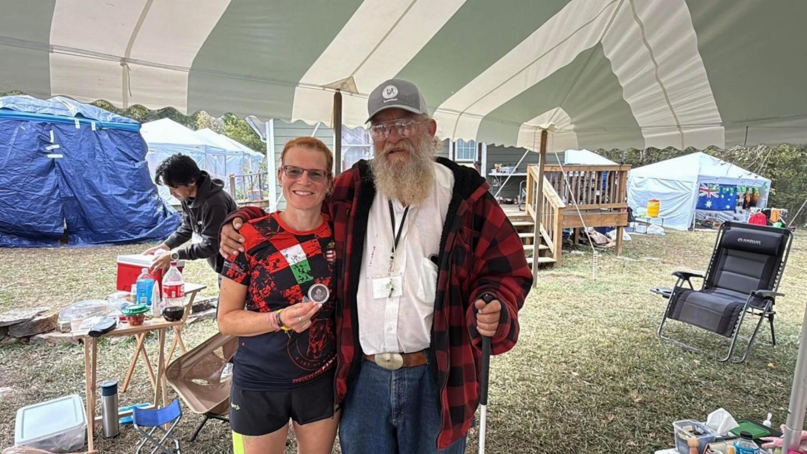 Fűrész Edit a célba érkezés után a bronzéremmel és a főszervezővel