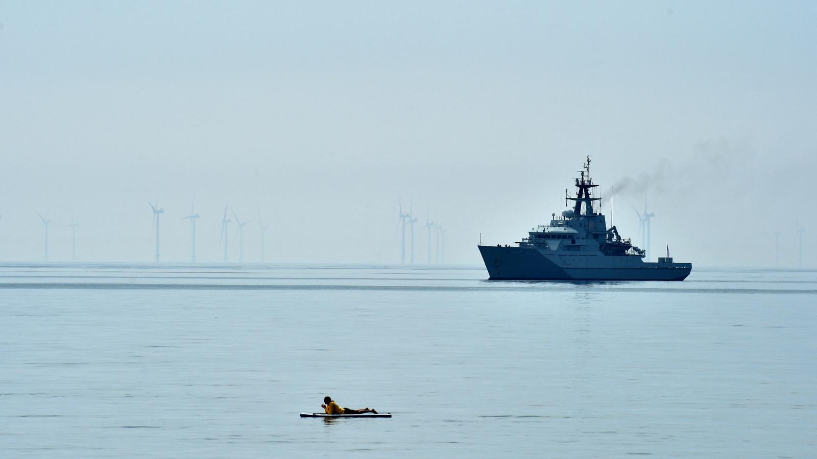 A brit haditengerészet HMS Severn nevű járőrhajója 2020. május 8-án.