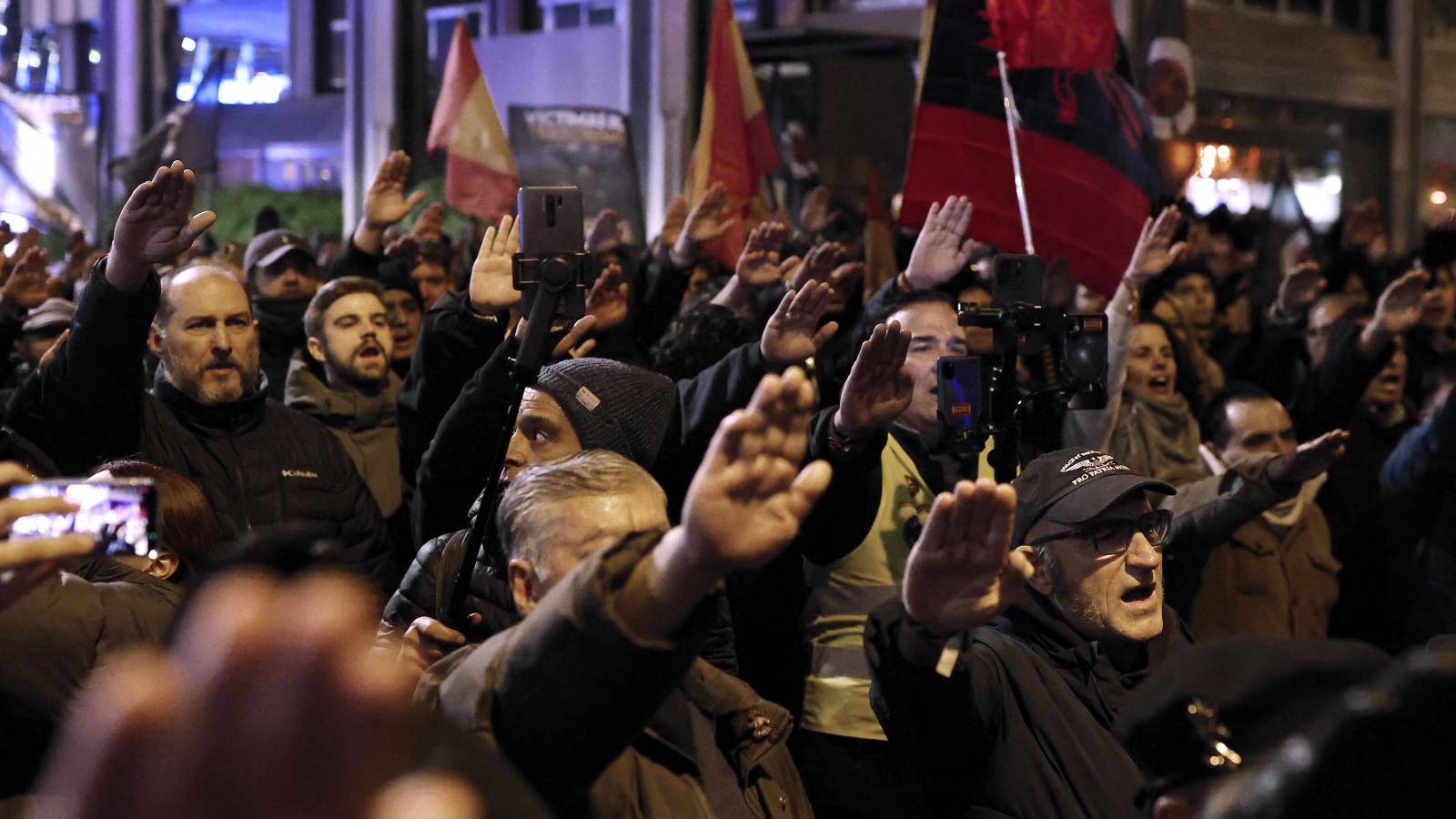Fasiszta üdvözléssel köszöntik egymást a tüntetők. A megmozdulást a Falange Española de las JONS fasiszta párt szervezte november 21-én, Madridban. A spanyol diktátor, Francisco Franco halálának 50. évfordulójára emlékeztek