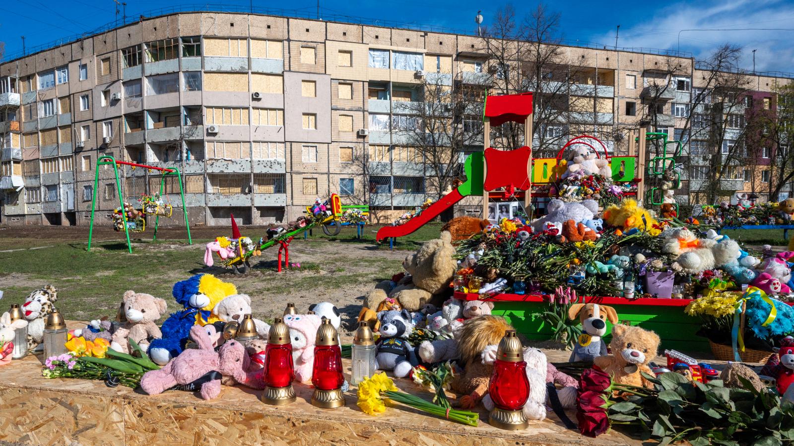 Virágokat és játékokat helyeztek el az egyéves évfordulón Krivij Rih egyik játszóterén a 2025. április 4-i orosz rakétatámadás áldozatául esett gyermekek emlékére