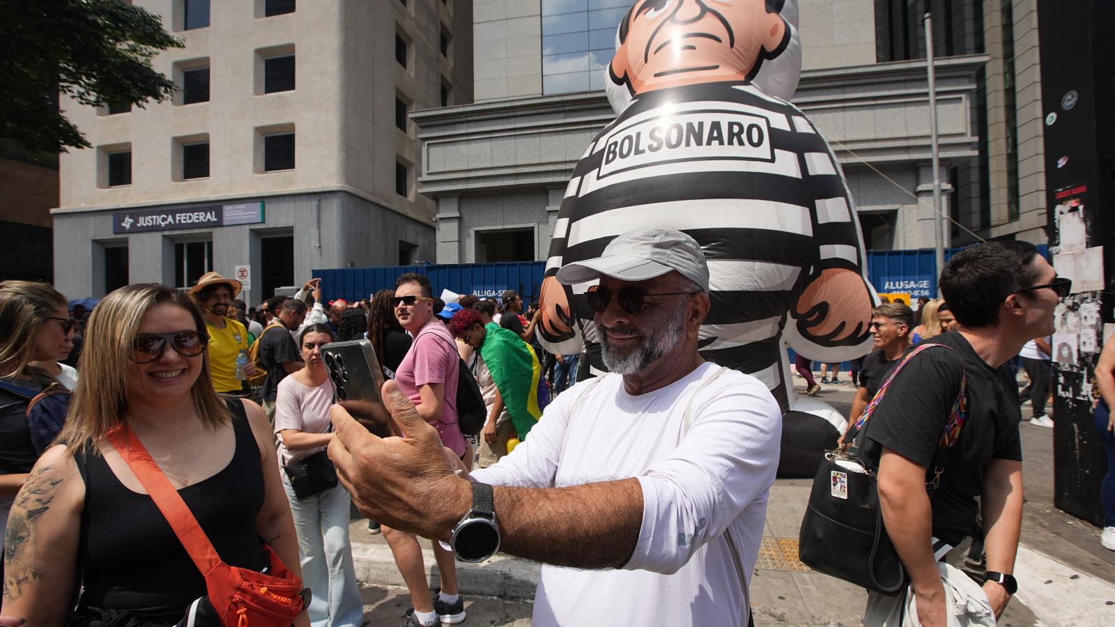 A brazilok megosztottak, többen már most csíkos ruhában szeretnék látni a volt elnököt