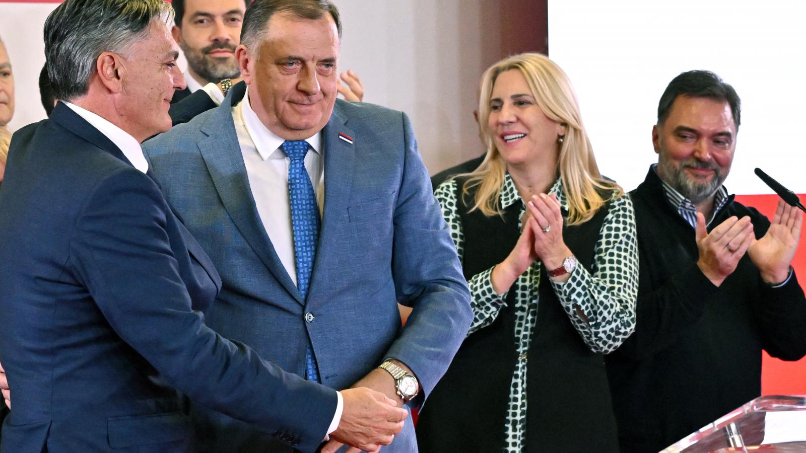 Dodik (jobbra) ünnepli jelöltje, 
Karan győzelmét