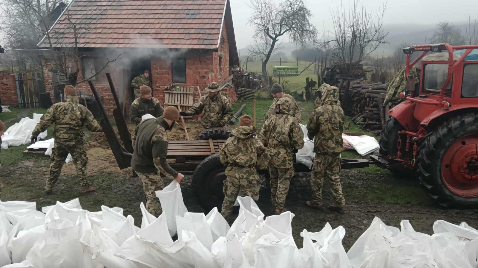 Árvízvédelmi munkálatok Ipolytarnócon november 26-án 