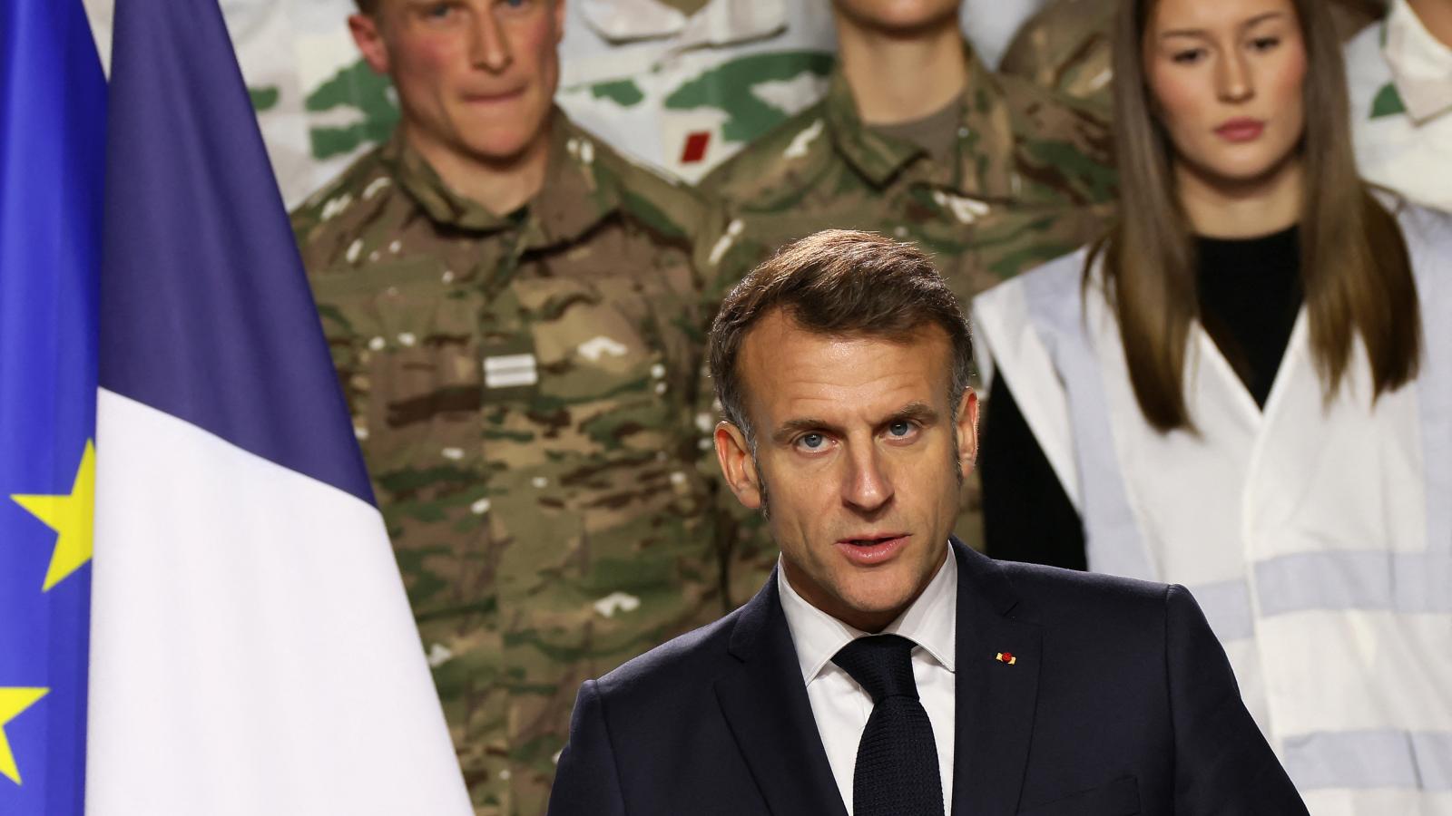 Emmanuel Macron elnök a varces-i katonai bázison jelentette be, hogy 20 év után ismét bevezetik a sorkatonai szolgálatot egy új, önkéntes modell alapján