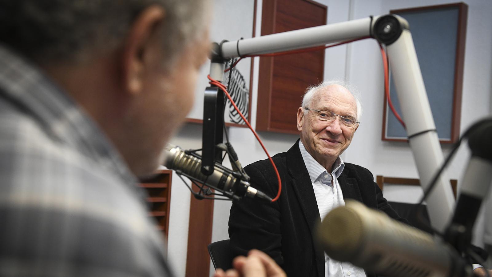 Gondoskodó vezetőnk „szándékosan borít fel szemetesládákat”, hogy később saját maga teremthesse meg a rend látszatát