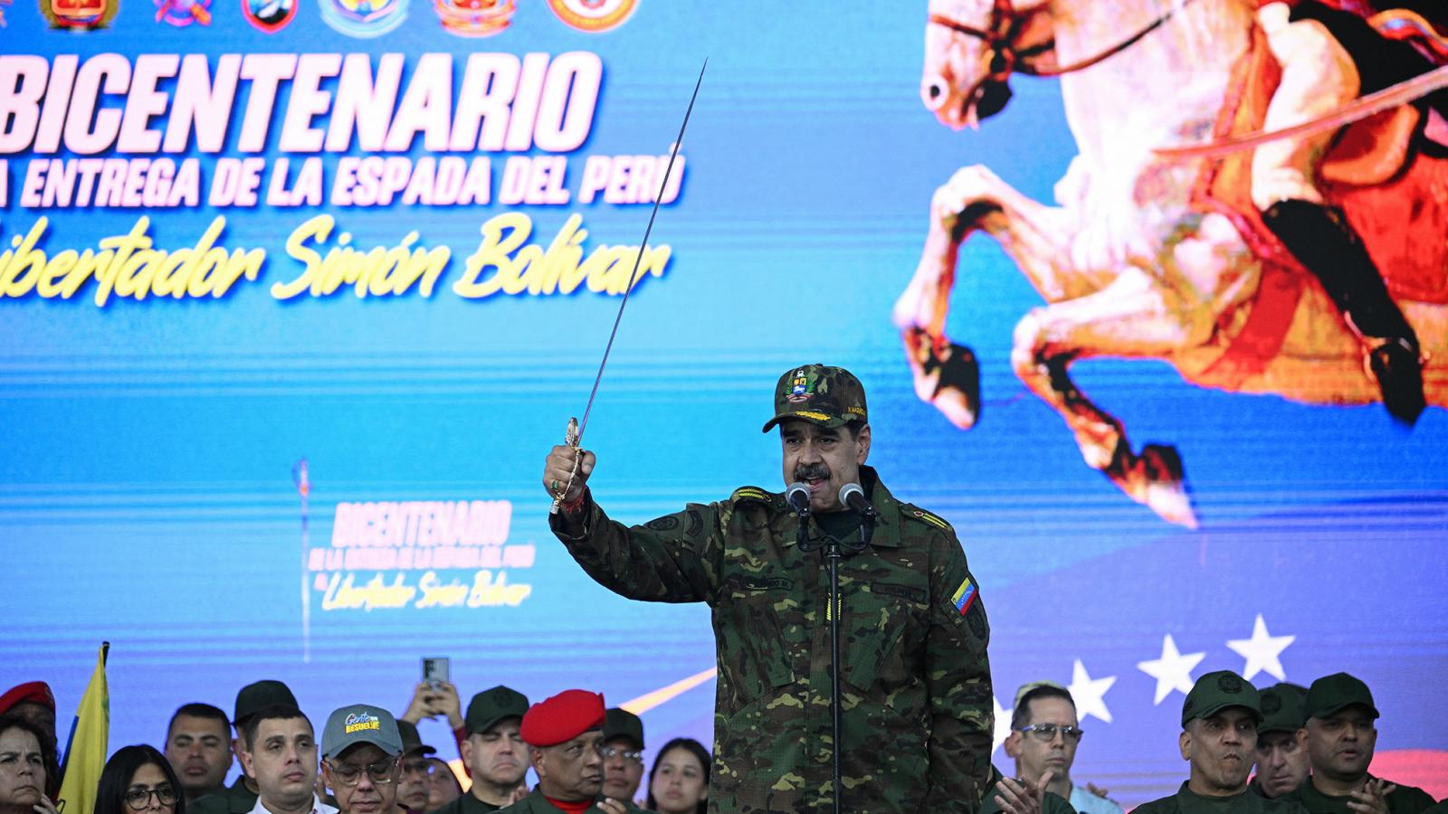 Maduro a nemzeti ikon, Simon Bolivar kardjával üzent az USA-nak