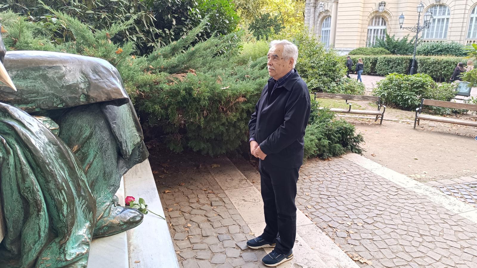 A cikk szerzője szimbolikusan fejet hajt az „ismeretlen történész” képzeletbeli emlékműve előtt