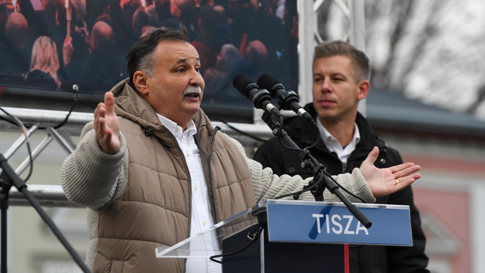 Gajdos László és Magyar Péter a Tisza Párt nagygyűlésén Nyíregyházán november 29-én