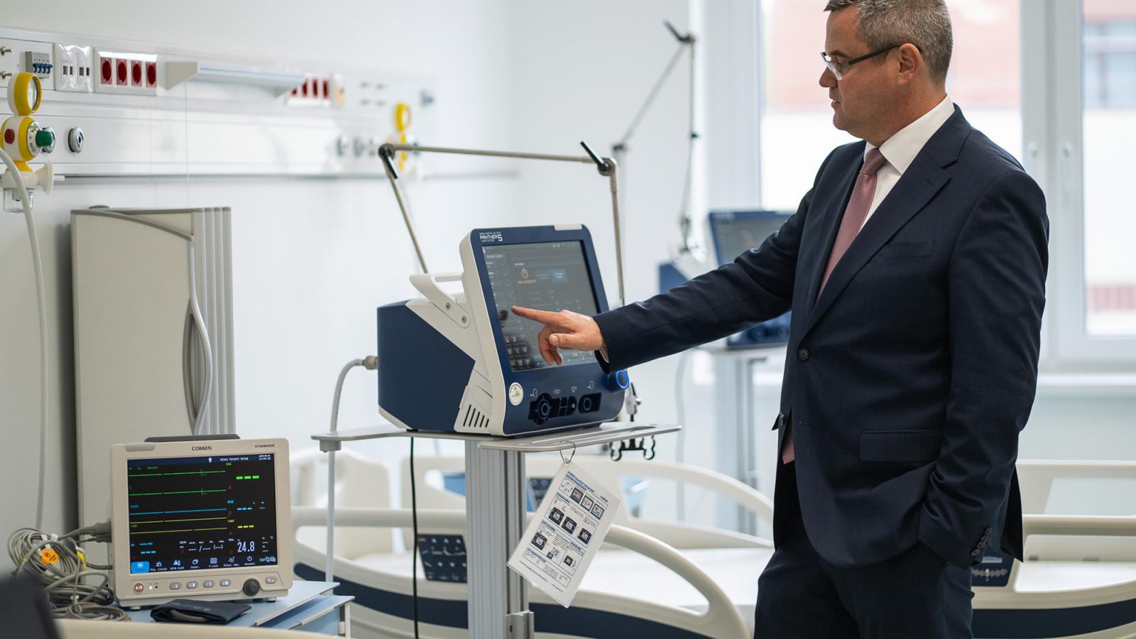 Takács Péter megtekint egy kórházi berendezést