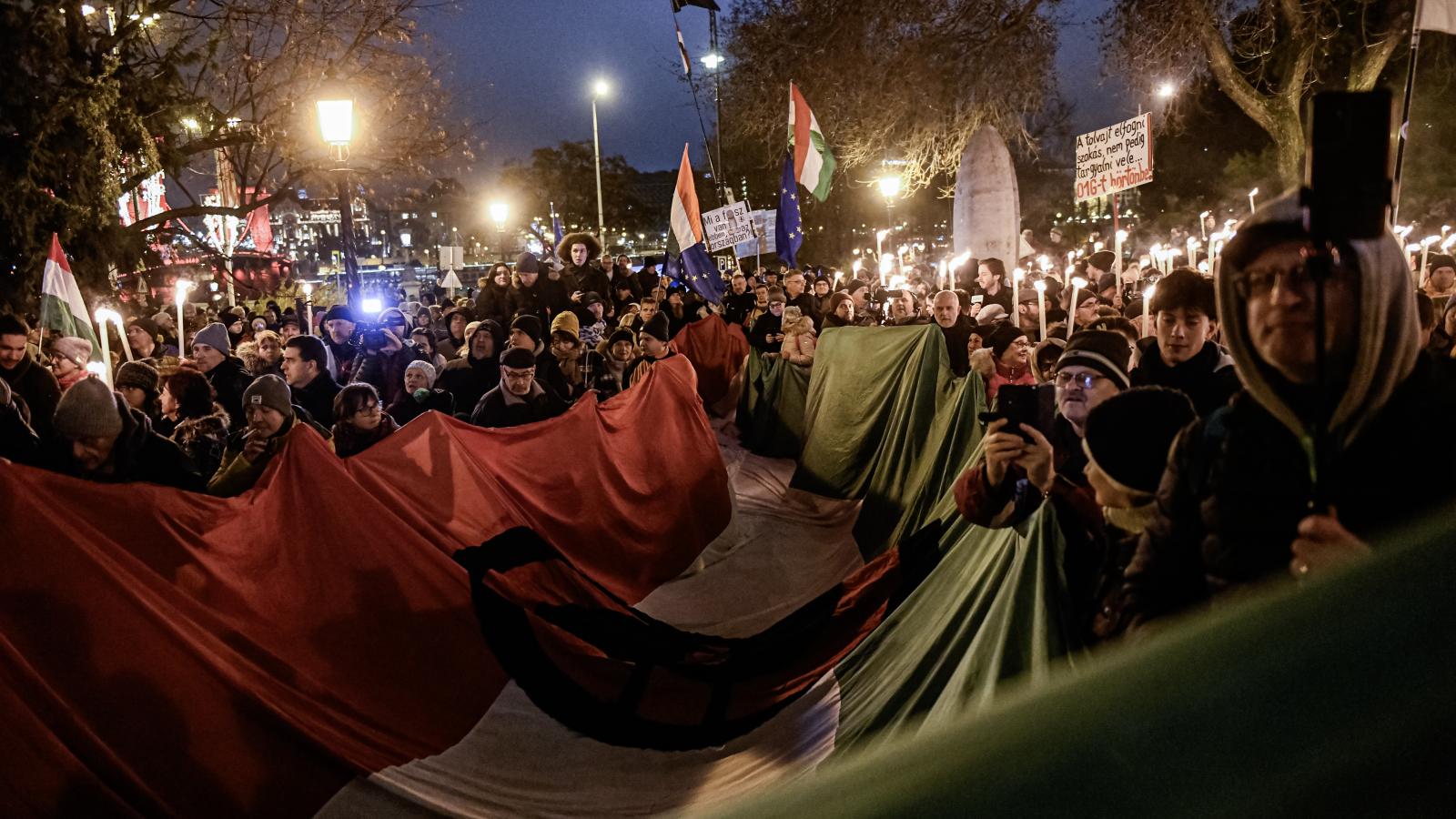 Mintegy másfél ezer tiltakozó vonult este a Karmelitához