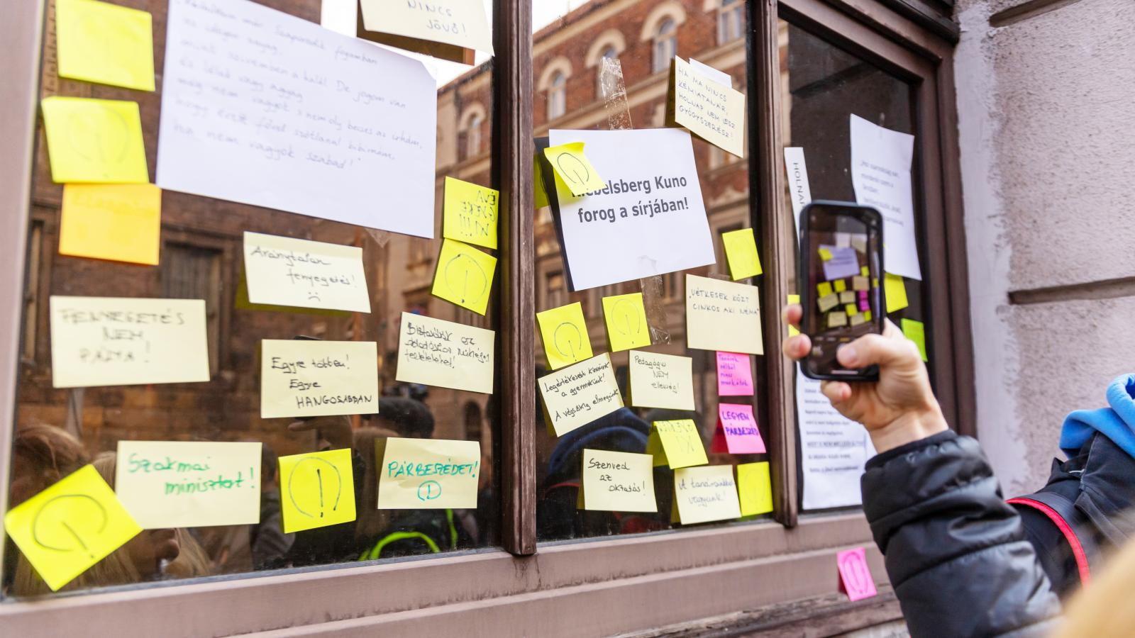 Korábban a tanárokért tüntettek a tankerületeknél – az intézmények azóta adósságokat halmoztak fel