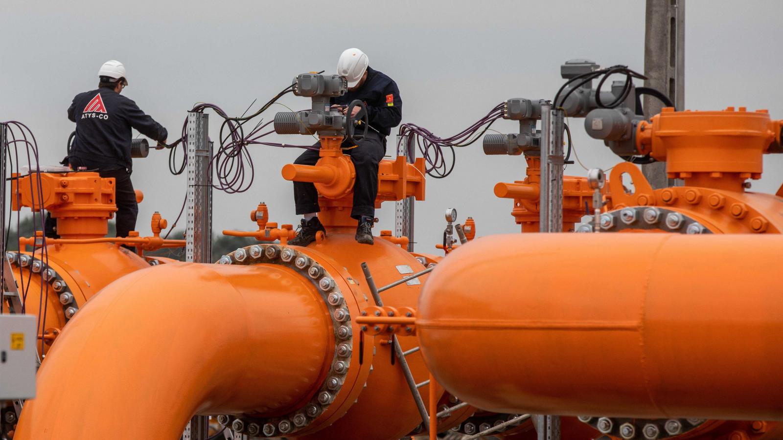 A hosszú távú szerződéssel érkező orosz gáz kiváltására 2027-ig kell megoldást találnia a kormánynak