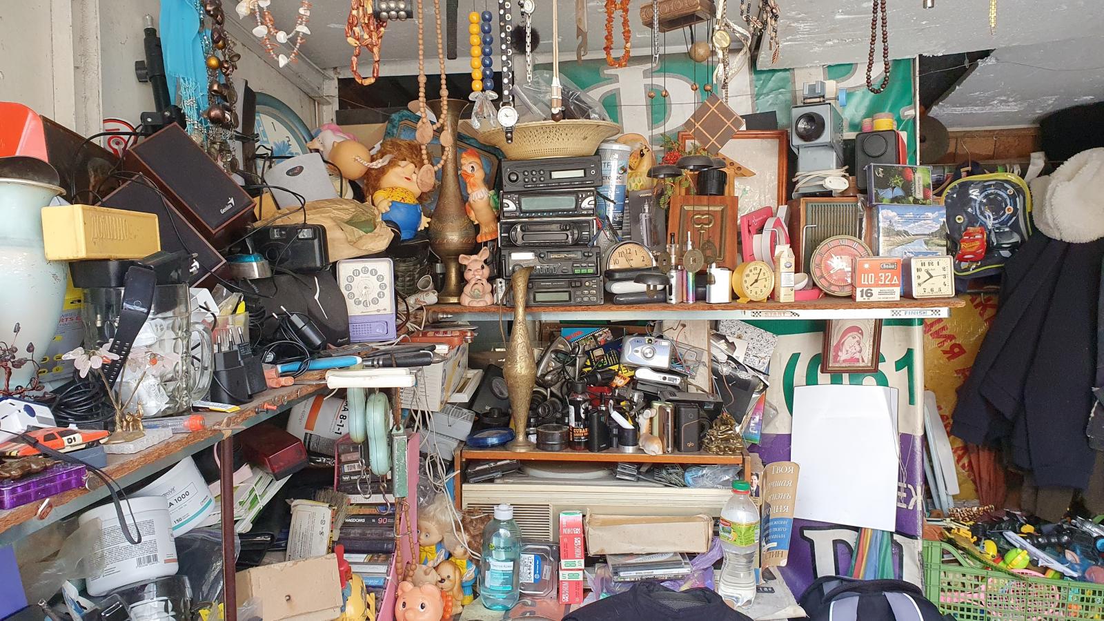 Az életünket megszámlálhatatlan személyes és közömbös tárgy kíséri. Ahova megyünk, oda jönnek ők is