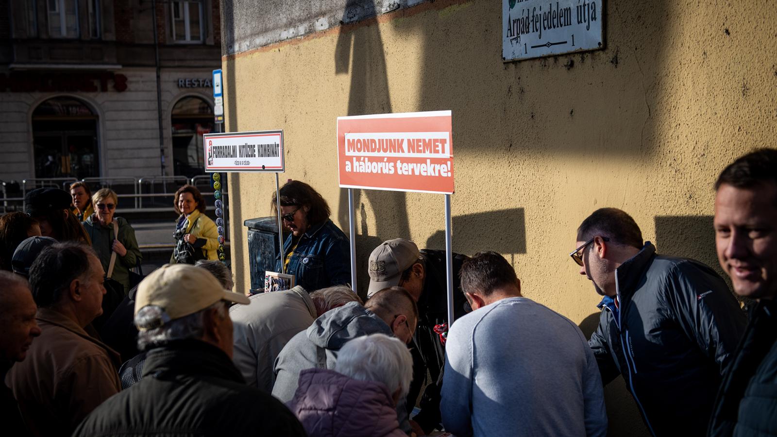 Korábban pultok mögött gyűjtöttek aláírásokat, ma már az ajtókon is bekopognak a Fidesz-aktivisták