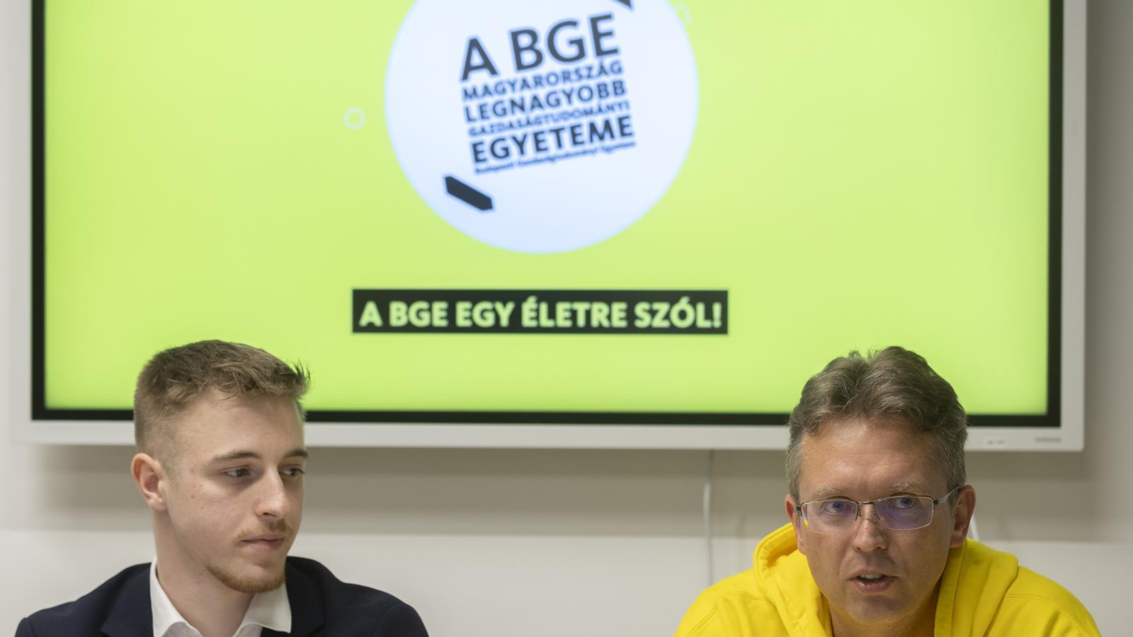 Hankó Balázs a Kérdezd a minisztert! elnevezésű hallgatói fórumot követő sajtótájékoztatón a Budapesti Gazdaságtudományi Egyetemen december 3-án.