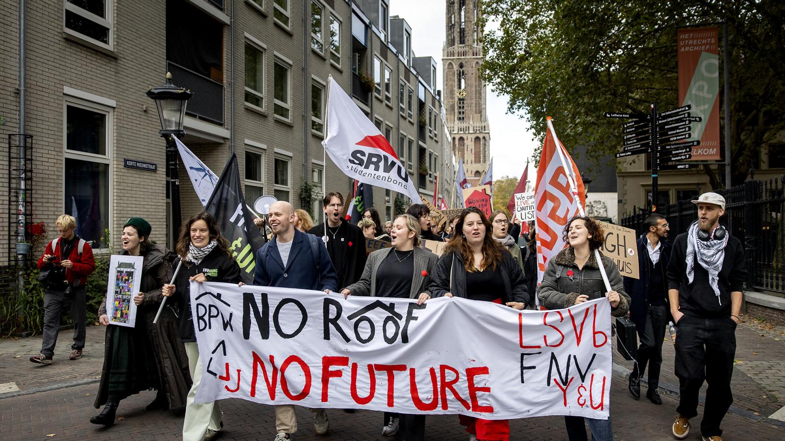 Fiatalok tiltakoznak a hollandiai Utrechtben a lakhatási válság ellen. Rob Jetten azzal nyert, hogy megoldásokat vázolt fel