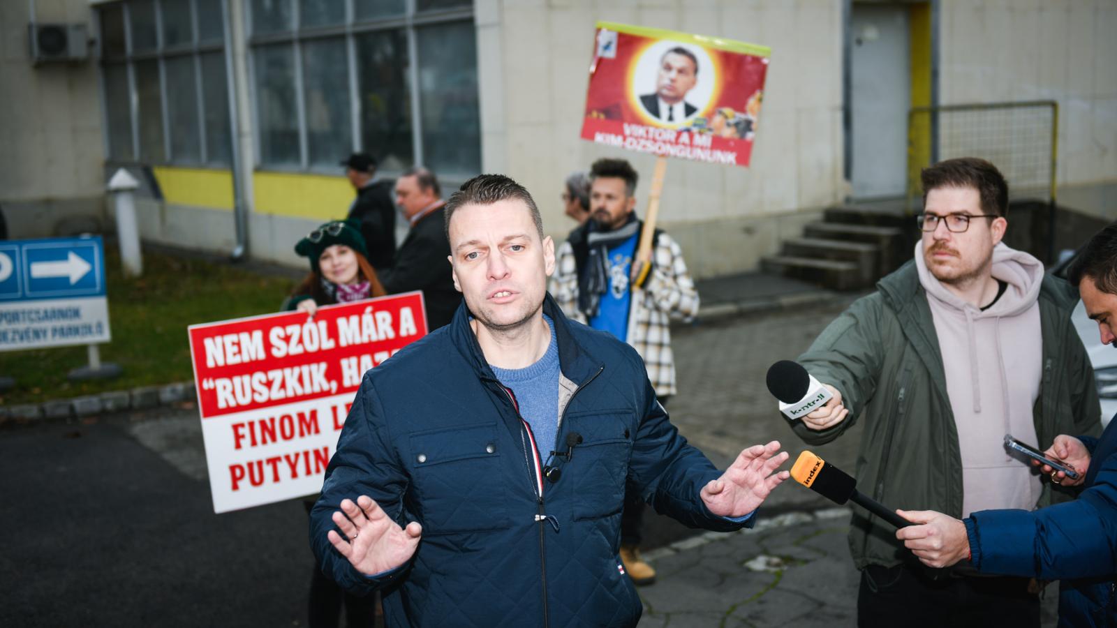 Menczer Tamás a Digitális Polgári Körök békegyűlése előtt Kecskeméten december 6-án 