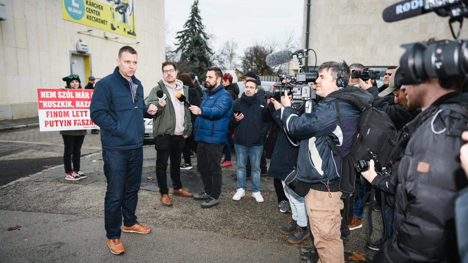 Menczer Tamás a Digitális Polgári Körök békegyűlése előtt Kecskeméten december 6-án 