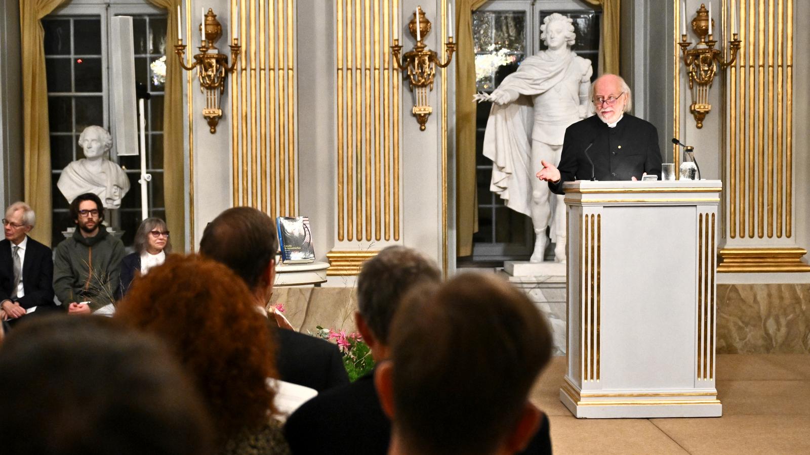 „Utad az evolúcióban lélegzetelállító, csak sajnos: megismételhetetlen” −

Krasznahorkai László vasárnap mondta el Nobel-beszédét, amelyet a Magvető Kiadó jelentet meg