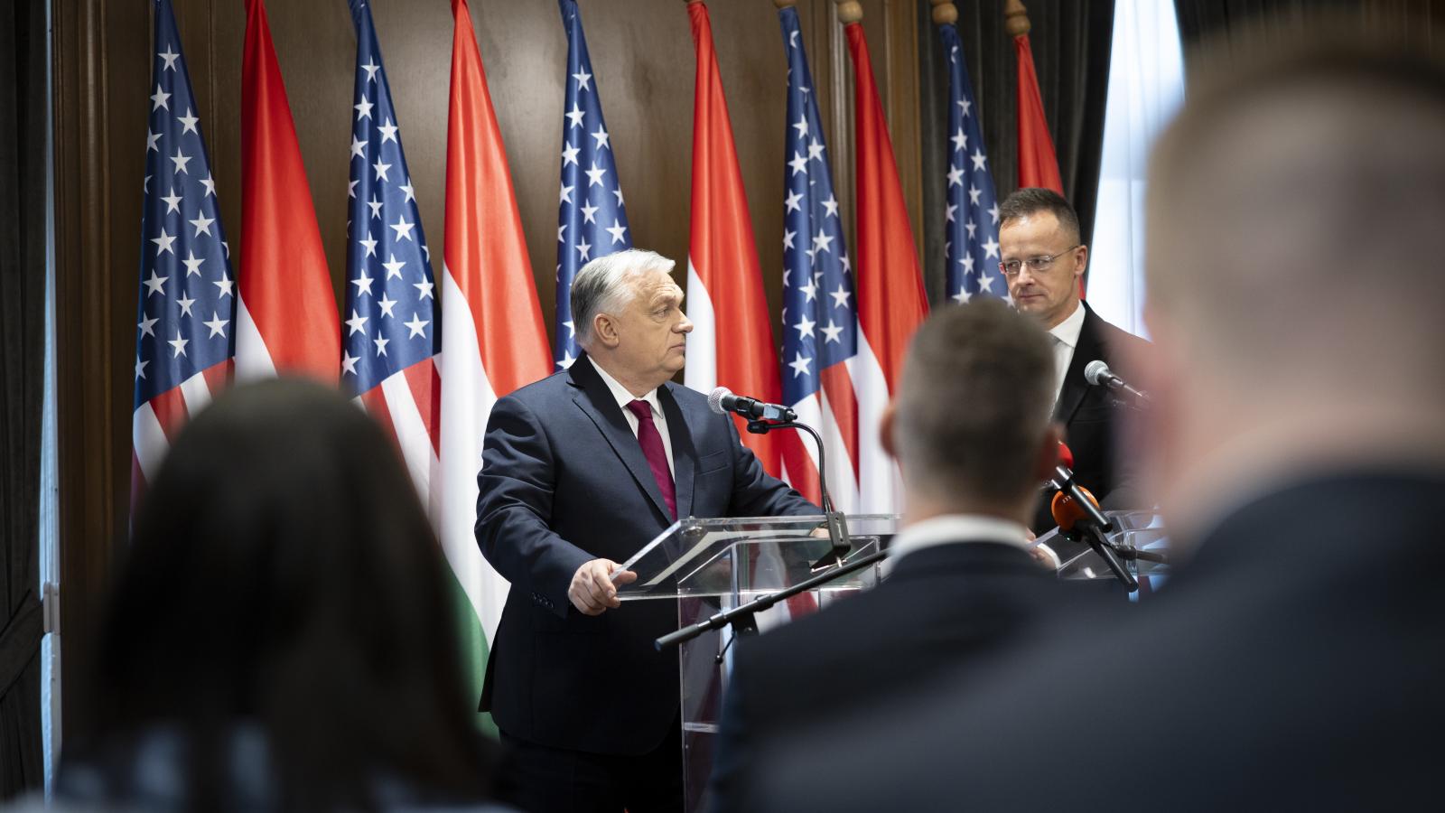 Orbán Viktor és Szijjártó Péter sajtótájékoztatót tart a Donald Trump amerikai elnökkel folytatott találkozó után a washingtoni magyar nagykövetségen november 7-én 