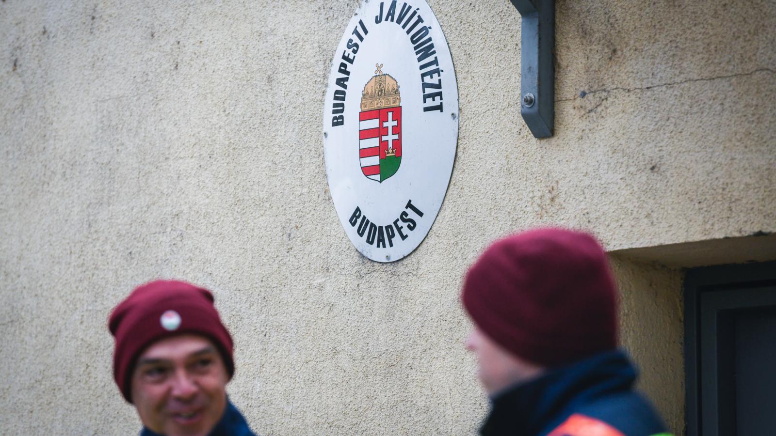 Rendőrök a Szőlő utcai javítóintézet előtt december 10-én 