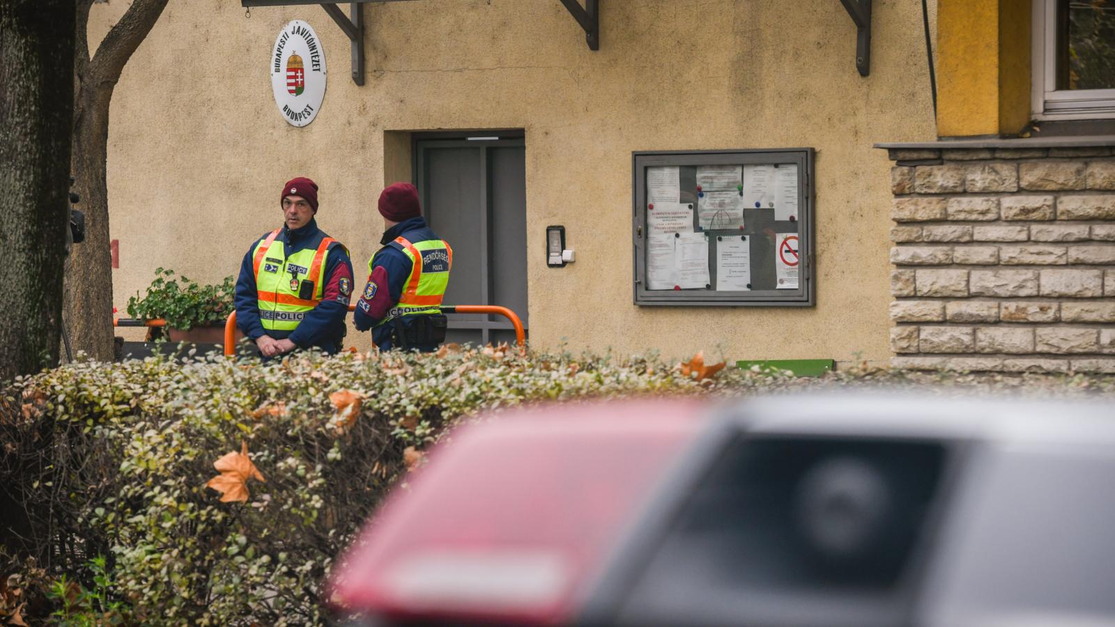 Rendőrök a Szőlő utcai javítóintézet előtt december 10-én