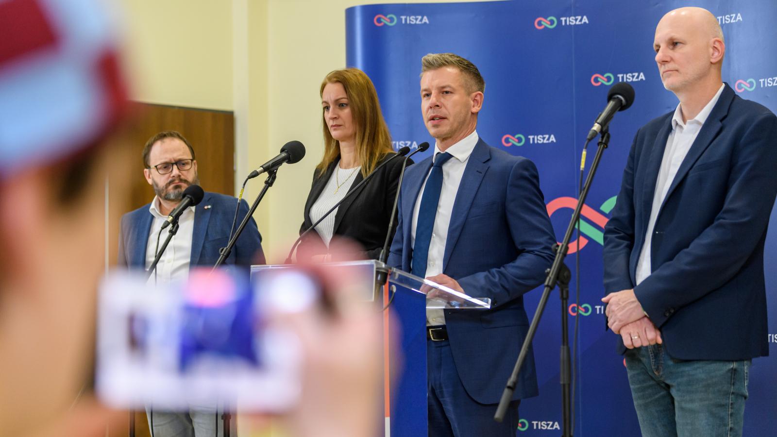 A Tisza Párt sajtótájékoztatója Balatonfüreden december 10-én 