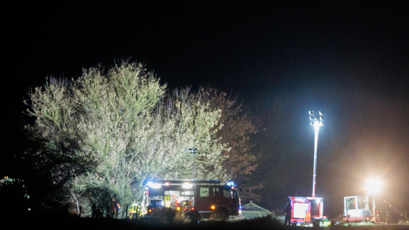 Tűzoltóautók a sérült vezetéknél.