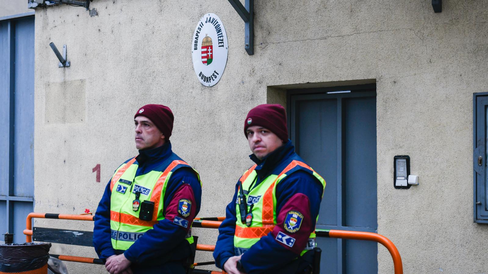 Rendőrök a Szőlő utcai javítóintézet előtt december 10-én 