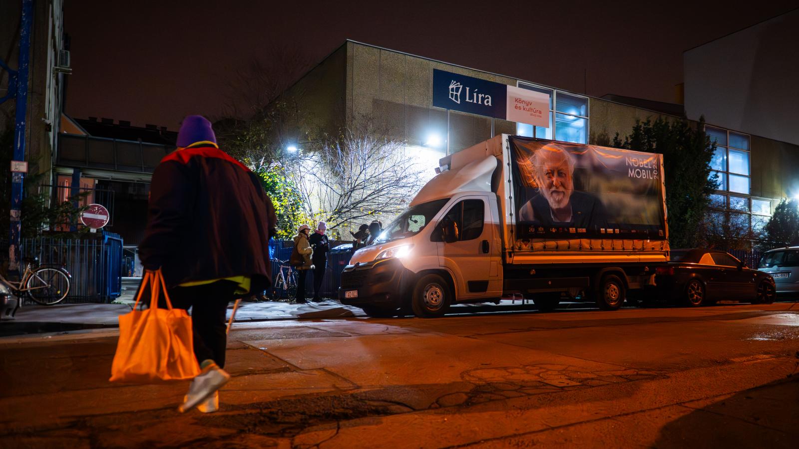 A teherautó a Magvető Kiadónál