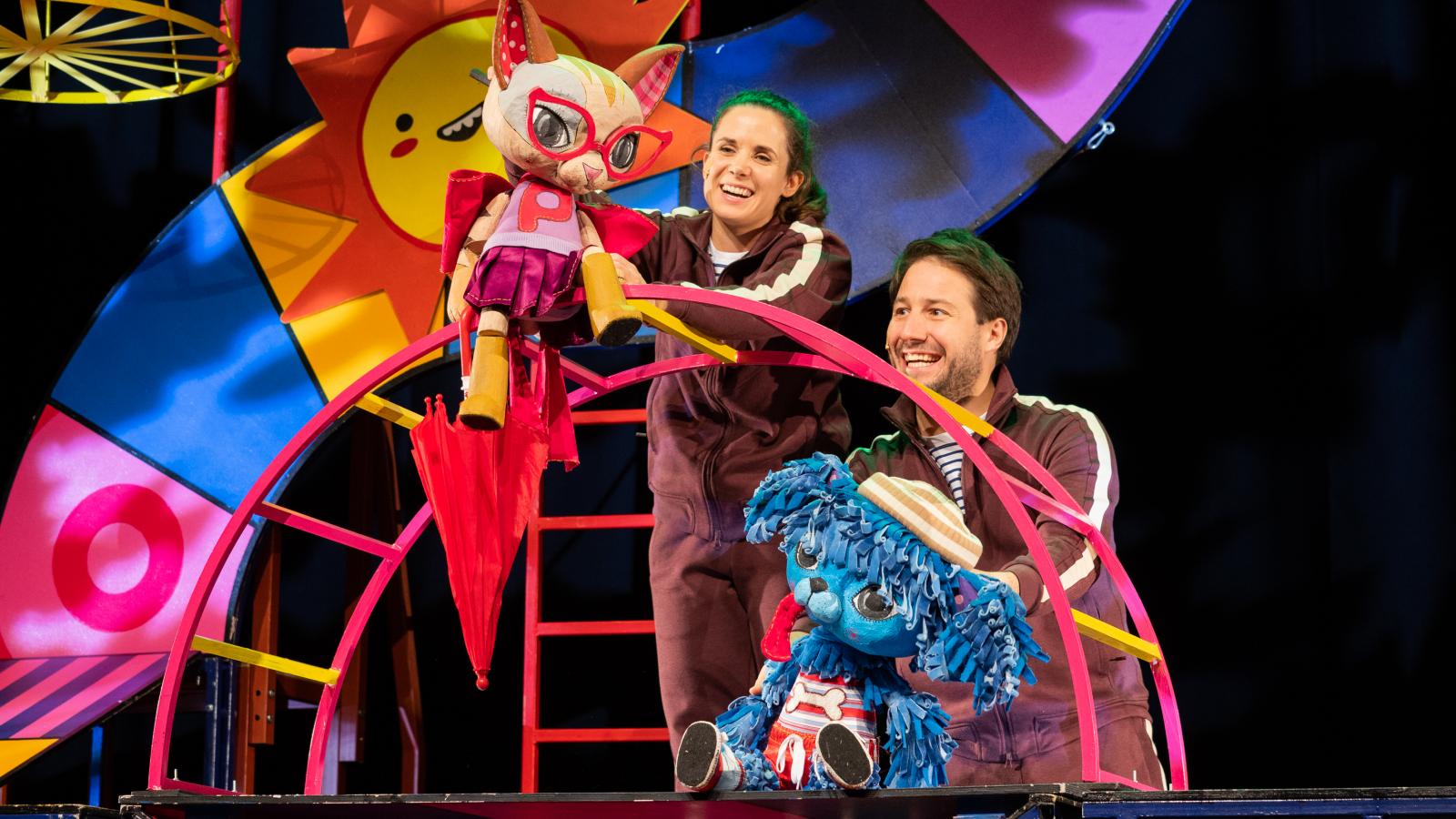 Kutya macska barátság (Nyirkó Krisztina, Nizsai Dániel) a Piros esernyő című darab előadásán