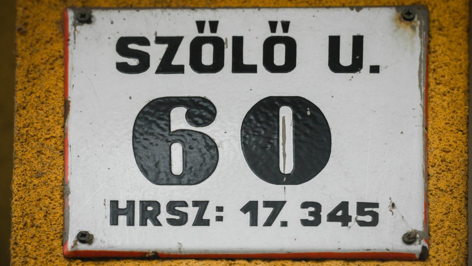 Szőlő utca: megjelent egy újabb videó, a nevelő vigyorogva ver egy gyereket rajta