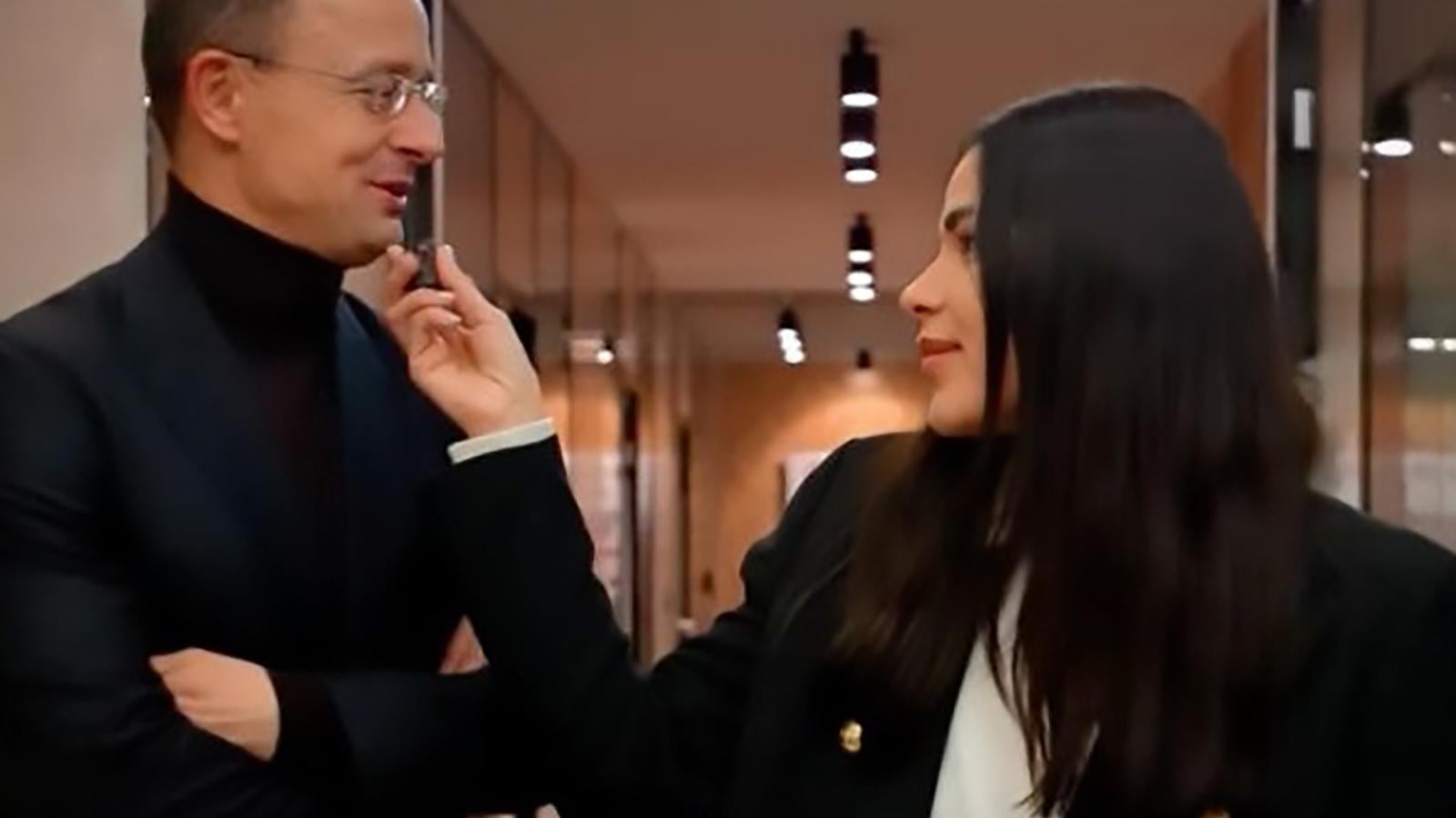 Gáspár Evelin állást kapott Szijjártó Pétertől, Moszkvába is sajtóreferensként utazott a vele