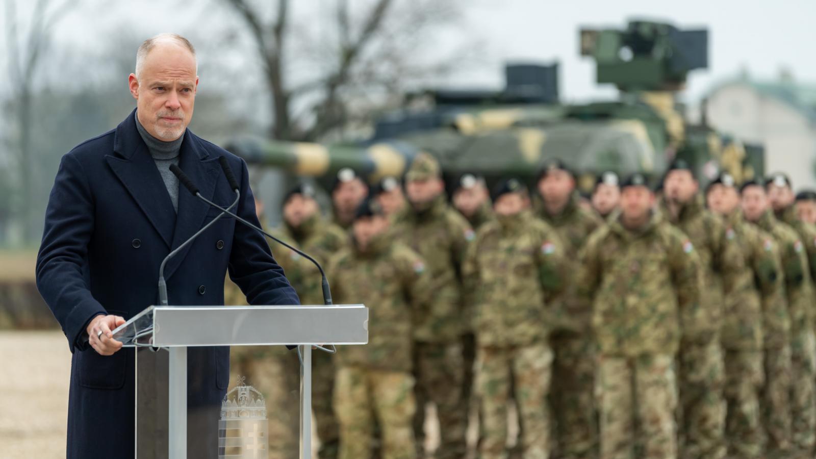 Szalay-Bobrovniczky Kristóf figyelmeztette katonákat, hogy tartsák távol maguktól a politikát, de azért gondolkodjanak felelősen a jövőről
