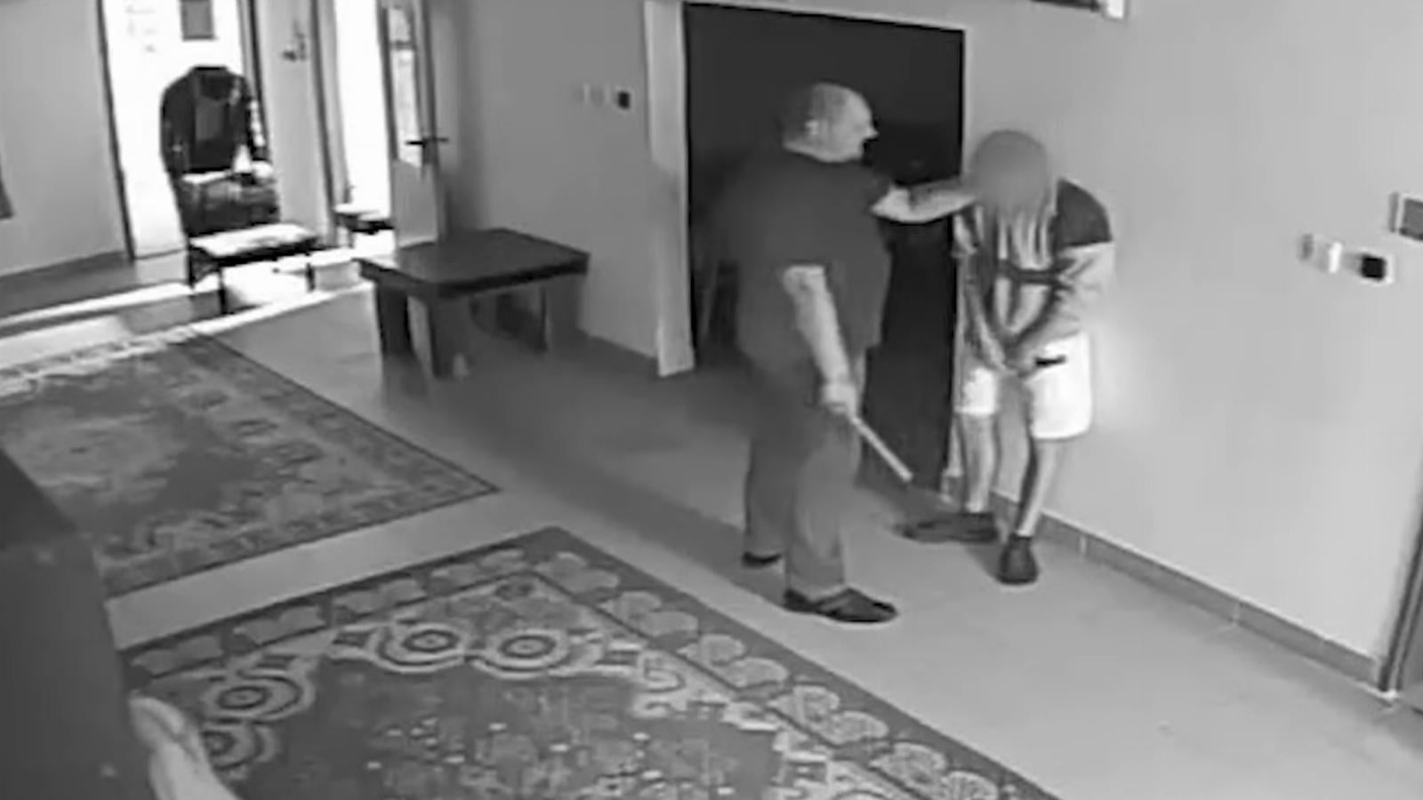 Testi fenyítés. Újabb bizonyíték a Szőlő utcában alkalmazott módszerekről