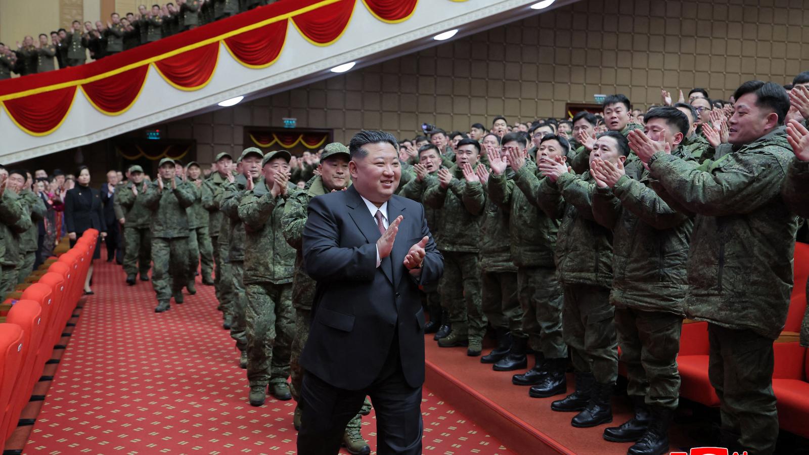 Kim Dzsongun személyesen köszöntötte az oroszországi küldetésről hazatérő aknamentesítő katonákat