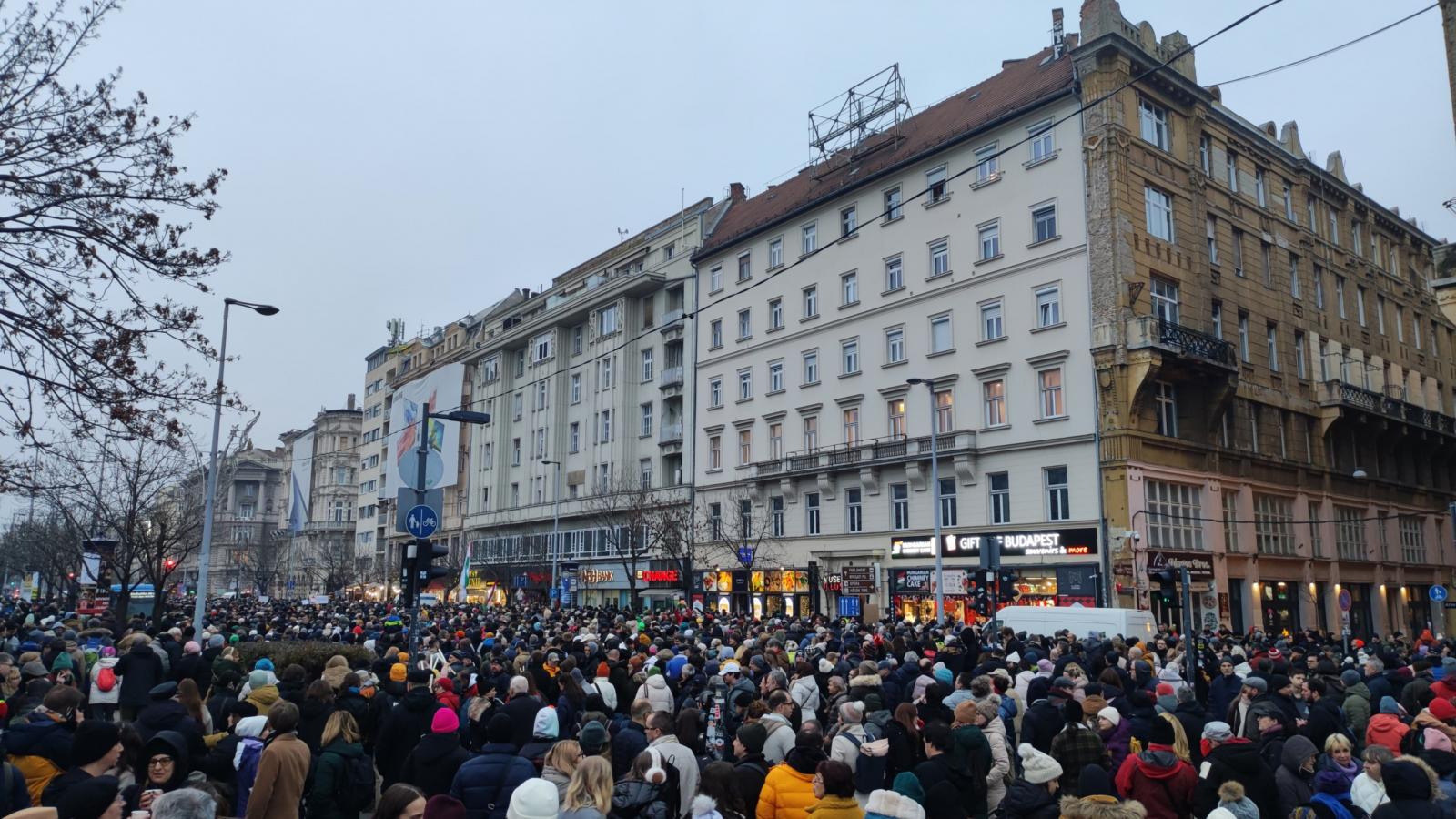 Kezdődik a nagy gyermekvédelmi tüntetés, gyűlnek az emberek a Deák téren – Percről percre