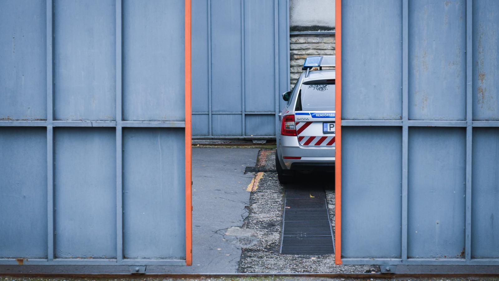 Rendőrautó a Szőlő utcai javítóintézet udvarán december 10-én