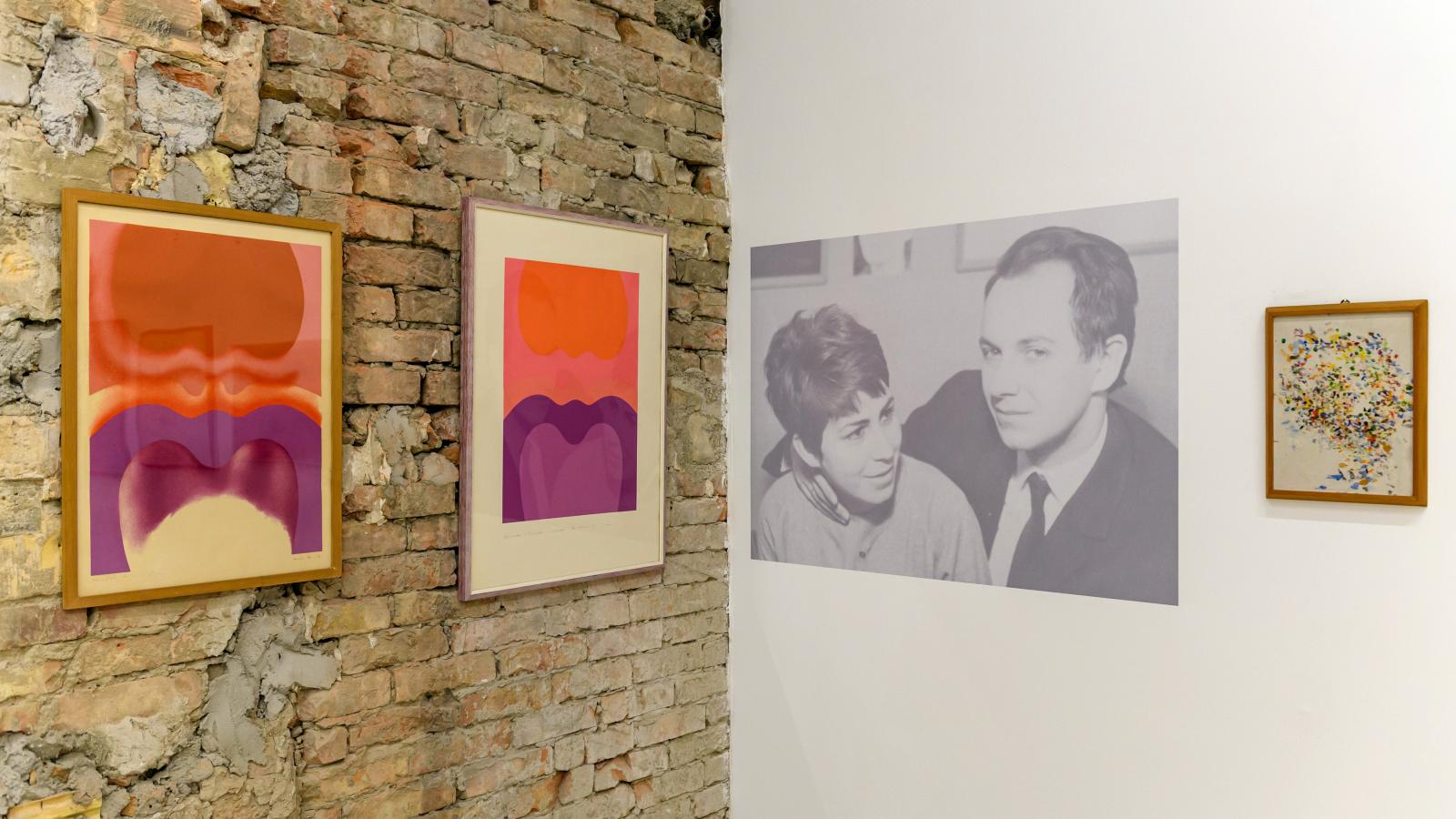 Tandori Dezső és felesége, Tandori Ágnes, mellettük Keserü Ilona két alkotása és Veszelszky Béla egy műve