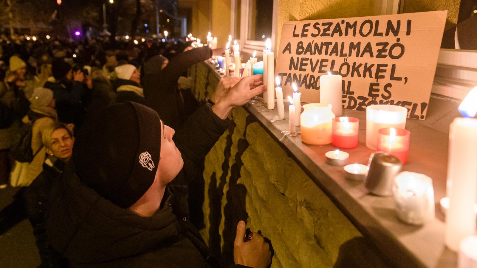 Demonstráció a Szőlő utcai javítóintézet előtt 2025. december 14-én