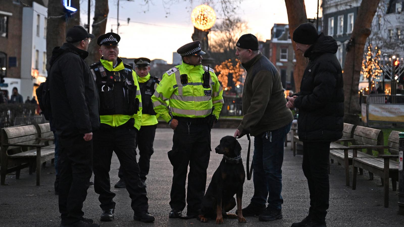 Rendőrök hanuka ünnepén a londoni Islingtonban 2025. december 14-én