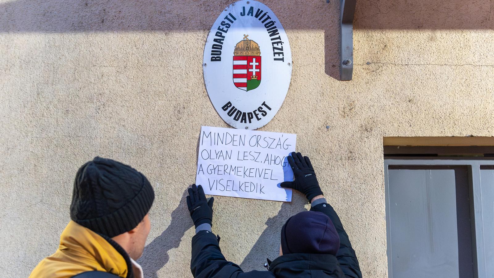 Vasárnap több ezren tiltakoztak az erőszak ellen a javítóintézetnél 