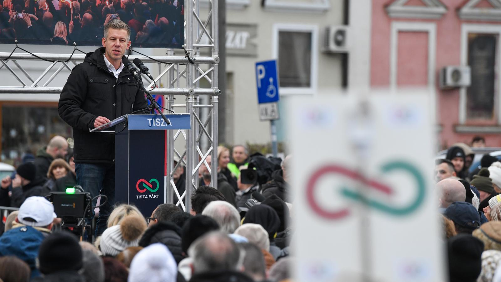 21 Kutatóközpont: Elvesztette korábbi lendületét a Fidesz, növelte előnyét Magyar Péter pártja