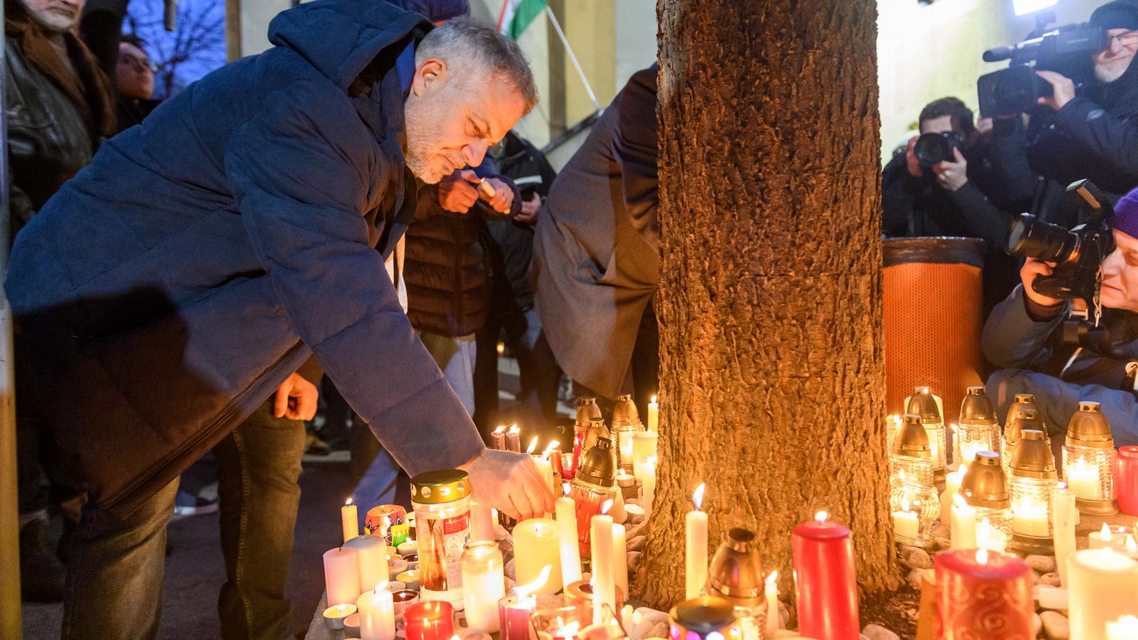 Juhász Péter a Polgári Ellenállás Mozgalom gyermekbántalmazás elleni demonstrációján a Szőlő utcai javítóintézet előtt december 14-én